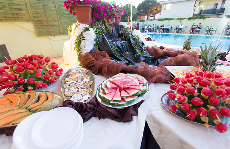 Buffet di frutta e dolci a bordo piscina Hotel Lido di Savio