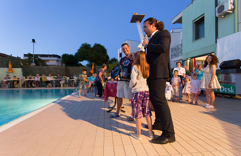 Festa dell'ospite a bordo piscina Hotel Lido di Savio